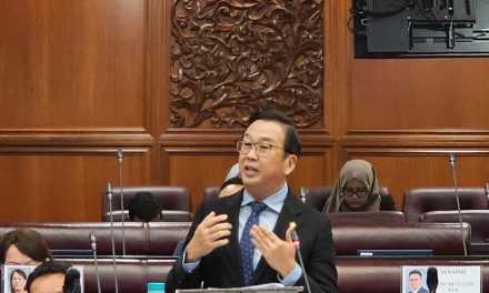 文告 | 刘华才称马来西亚需要一位全职的财政部长，首相安华应辞去财政部长一职