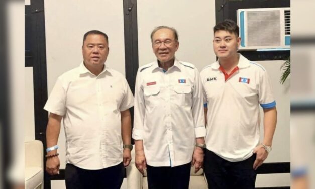 一张合照考验公正党底线：蓝眼党服背后的“政治洗白”与结社自由的边界